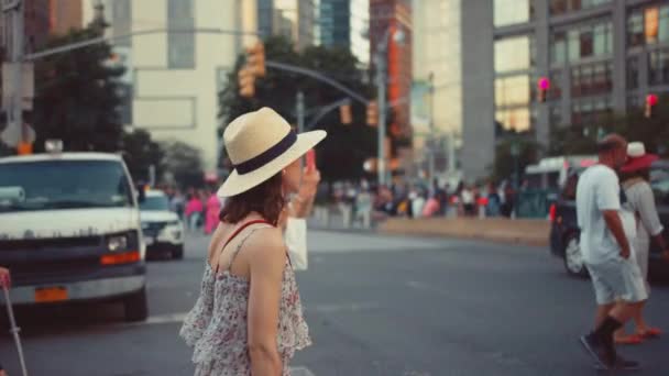 Девушка Пешеходном Переходе Манхэттене — стоковое видео