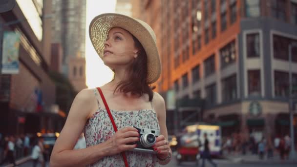 Hermosa Chica Con Una Cámara Retro Manhattan Nueva York — Vídeos de Stock