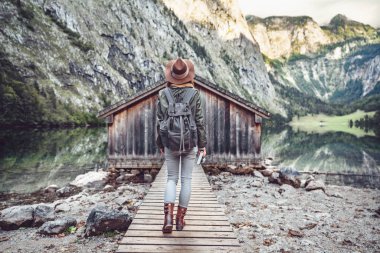 Ulusal parkta genç bir yürüyüşçü.