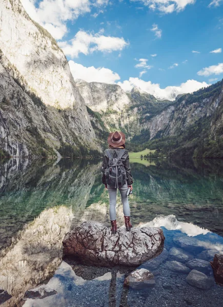 Jonge vrouw aan het meer in Obersee — Stockfoto