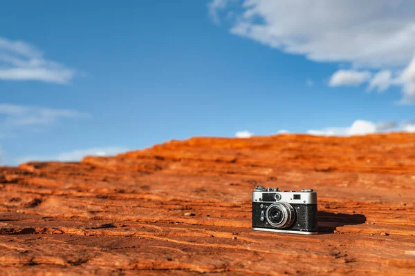 Câmera retrô em uma rocha — Fotografia de Stock