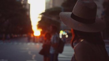 Manhattan 'da gün batımına bakan genç bir kız