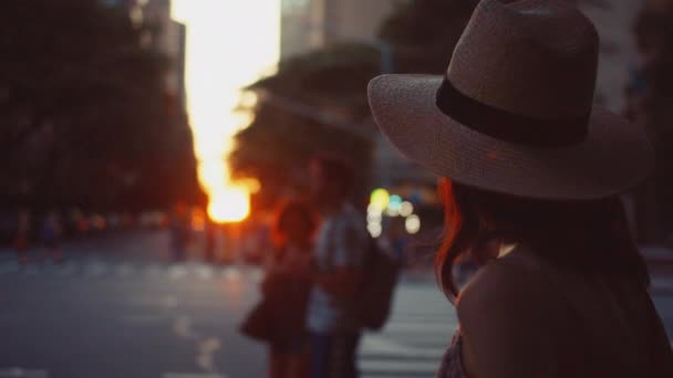 Jong Meisje Kijken Naar Zonsondergang Manhattan — Stockvideo