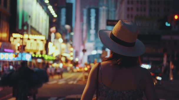 Νεαρή Κοπέλα Στην Times Square Στη Νέα Υόρκη Νύχτα — Αρχείο Βίντεο