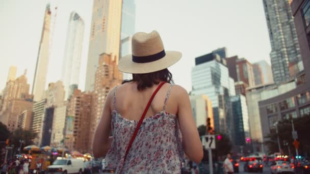 Chica Joven Columbus Circle Nueva York — Vídeo de stock
