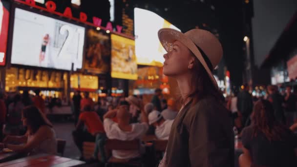 Привлекательная Женщина Таймс Сквер Нью Йорке — стоковое видео