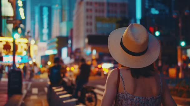 夜のニューヨーク市のタイムズスクエアの若い観光客 — ストック動画
