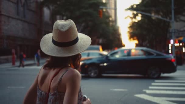 若いです女の子見ます日没でニューヨーク — ストック動画