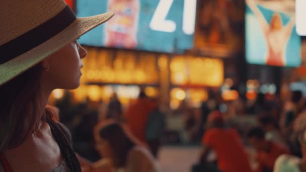 Menina Atraente Times Square Nova York — Vídeo de Stock