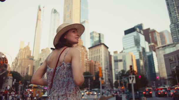 Χαμογελαστή Κοπέλα Στον Κύκλο Του Κολόμβου Στη Νέα Υόρκη — Αρχείο Βίντεο