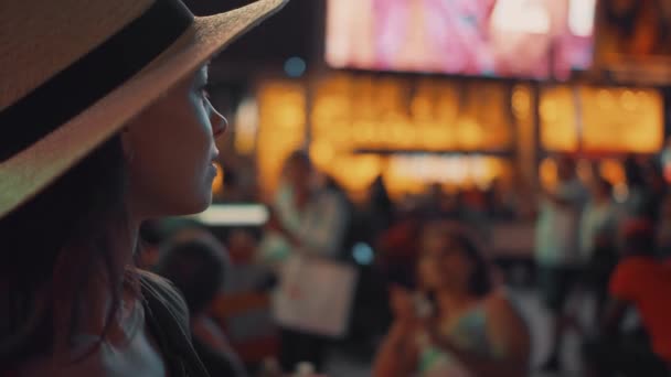 Atraente Turista Times Square Nova York — Vídeo de Stock