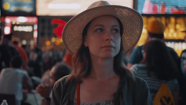Geceleri Times Meydanı Nda Çekici Bir Kadın — Stok video
