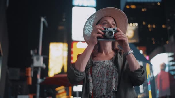 Menina Sorridente Com Uma Câmera Retro Times Square Nyc — Vídeo de Stock