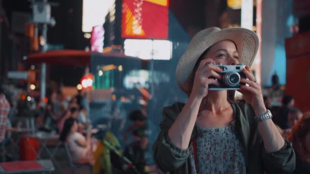 Jeune Femme Avec Une Caméra Rétro Times Square Nuit — Video