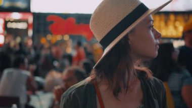 Geceleri New York Times Meydanı 'nda güzel bir kız.