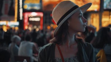 Geceleri New York 'ta güzel bir kadın