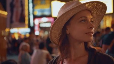 Geceleri New York 'ta Times Meydanı' nda gülümseyen kadın