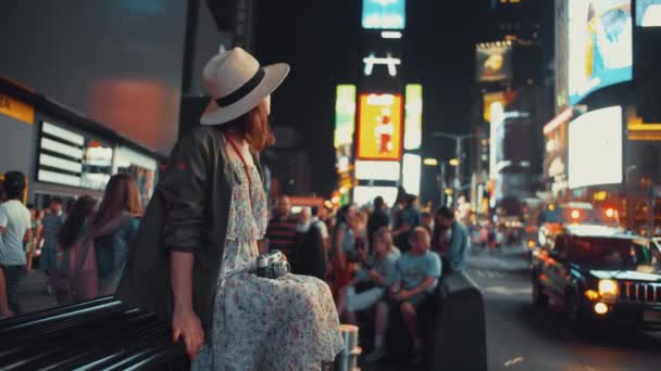 Νεαρό Κορίτσι Μια Ρετρό Κάμερα Στην Times Square Νύχτα — Αρχείο Βίντεο