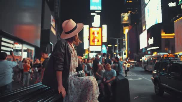 Νεαρή Γυναίκα Μια Ρετρό Κάμερα Στην Times Square Nyc Νύχτα — Αρχείο Βίντεο