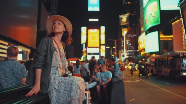 Menina Atraente Com Uma Câmera Retro Times Square Noite — Vídeo de Stock