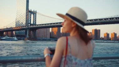 Akşam Manhattan Köprüsü 'nde genç bir kadın.