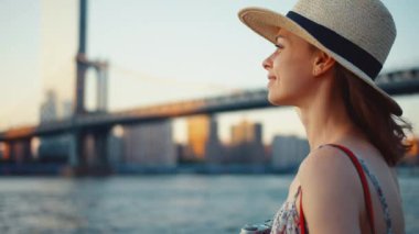 New York 'taki Manhattan Köprüsü' nde gülümseyen kız.