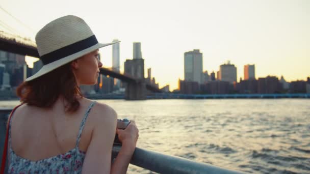 Młoda kobieta z kamerą na moście Brooklyńskim — Wideo stockowe