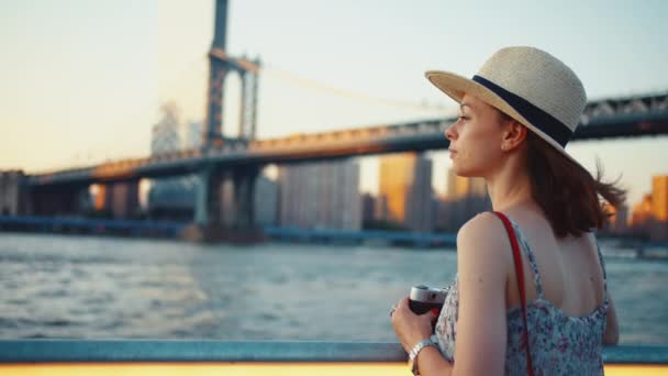 Young girl taking photo at Manhattan bridge — Stock Video