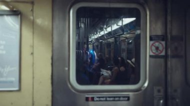 New York 'ta metroda seyahat eden yolcular