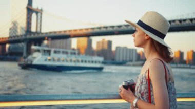 New York 'ta tatilde olan genç kız.