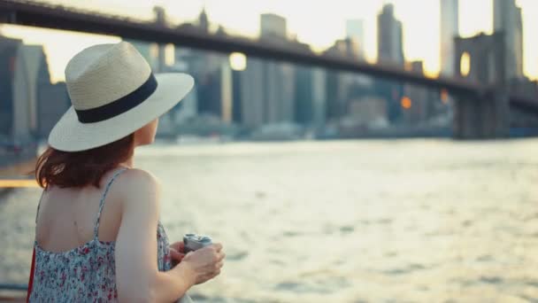 Jonge toerist op de Brooklyn Bridge in New York City — Stockvideo