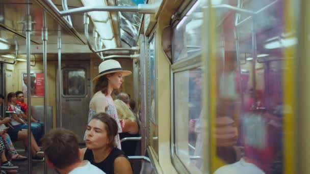 Chica joven en la estación — Vídeos de Stock