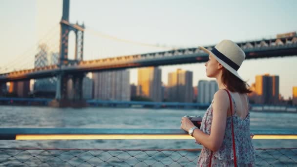 Junge Touristin mit Retro-Kamera an der Brücke — Stockvideo