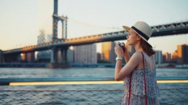 Manhattan Köprüsü 'nde fotoğraf çeken genç bir turist