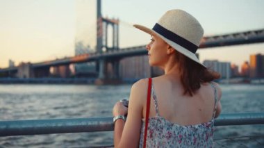 Köprüde retro kamerası olan çekici bir turist.