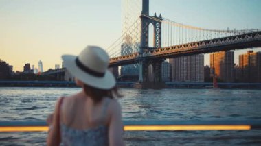 New York 'taki Manhattan Köprüsü' nün arka planında genç bir turist