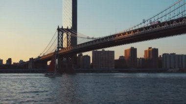 New York 'ta Manhattan Köprüsü' nün altından geçen bir tekne.