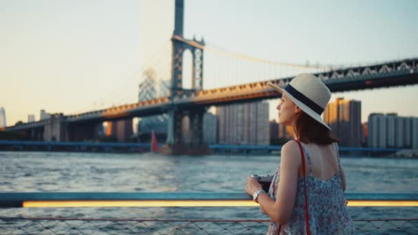 Joven Turista Con Una Cámara Retro Puente Manhattan — Vídeo de stock