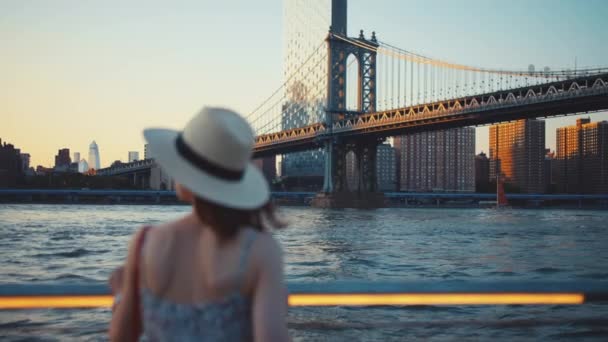 Fiatal Turista New York Manhattan Híd Hátterében — Stock videók