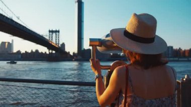 New York 'ta gün batımında çekici bir kadın.