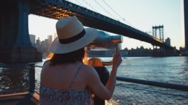 New York 'taki Manhattan Köprüsü' nde dürbünlü genç kız. 