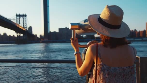 Ung Turist Tittar Igenom Kikare Vid Utsiktspunkten — Stockvideo