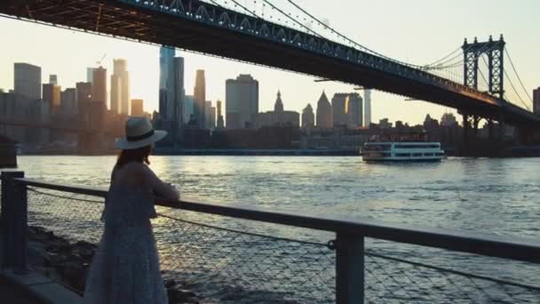 Junge Frau Der Brücke New York City — Stockvideo