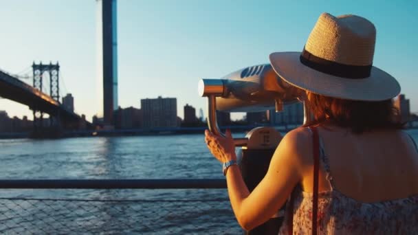 Chica Joven Con Prismáticos Nueva York Atardecer — Vídeo de stock