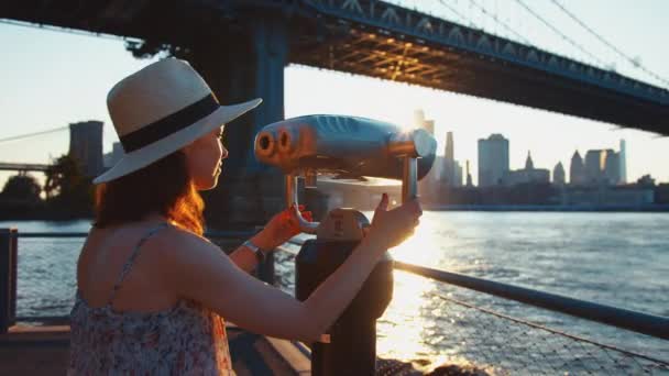 Jong Meisje Met Verrekijker Het Uitkijkpunt Bij Zonsondergang — Stockvideo