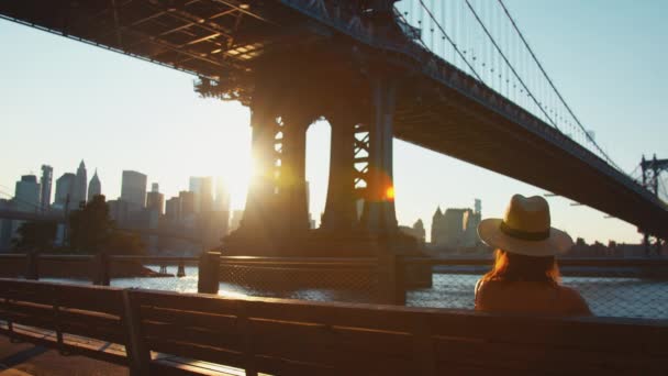 Jovencita Banco Junto Puente Manhattan Nueva York — Vídeos de Stock