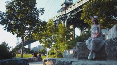 Parktaki köprüde çekici bir kız, Nyc.