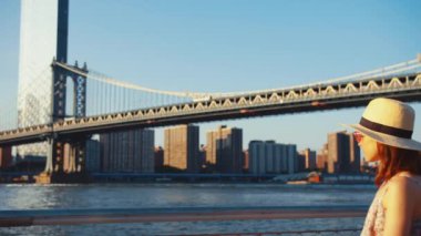 Yazın Manhattan Köprüsü 'nde genç bir kadın