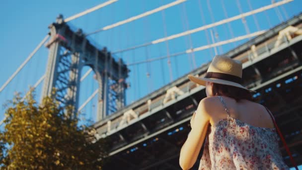 纽约桥上的年轻摄影师 — 图库视频影像