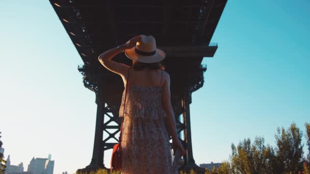 Junge Frau Abend Auf Der Brücke New York — Stockvideo